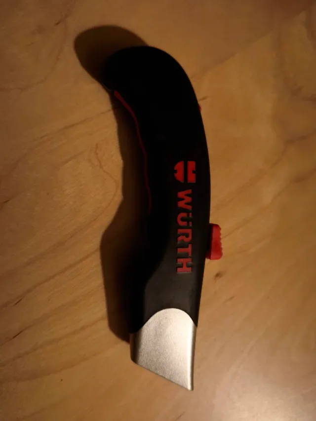 Cúter Würth Negro y Rojo