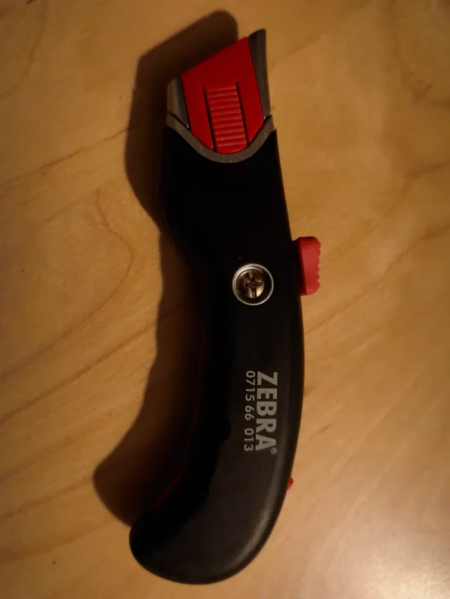 Cúter Würth Negro y Rojo