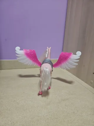 Caballo de juguete con alas rosas