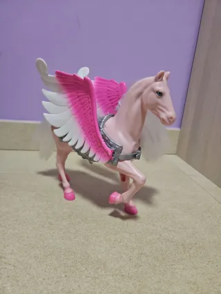 Caballo de juguete con alas rosas