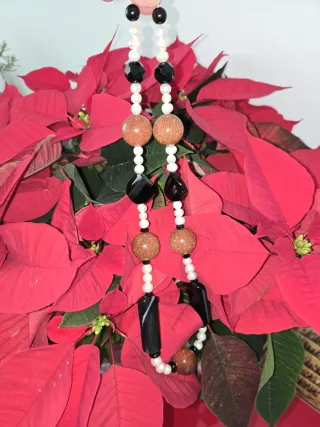 Collar de perlas y piedras