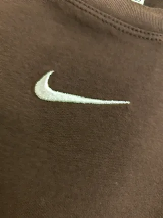 Camiseta Nike Mini Swoosh Marrón Talla XL