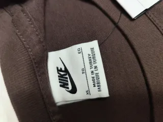 Camiseta Nike Mini Swoosh Marrón Talla XL