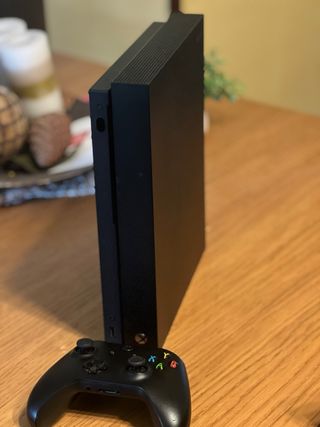 Xbox One X con mando negro