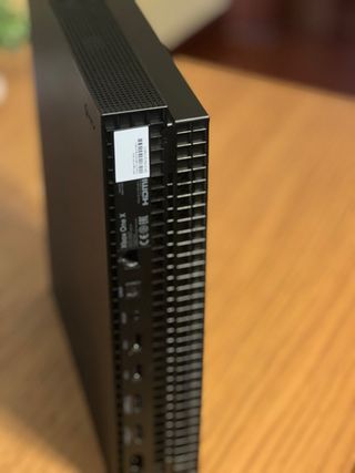 Xbox One X con mando negro