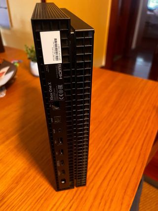 Xbox One X con mando negro