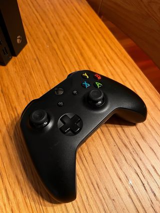Xbox One X con mando negro