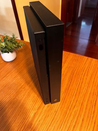 Xbox One X con mando negro