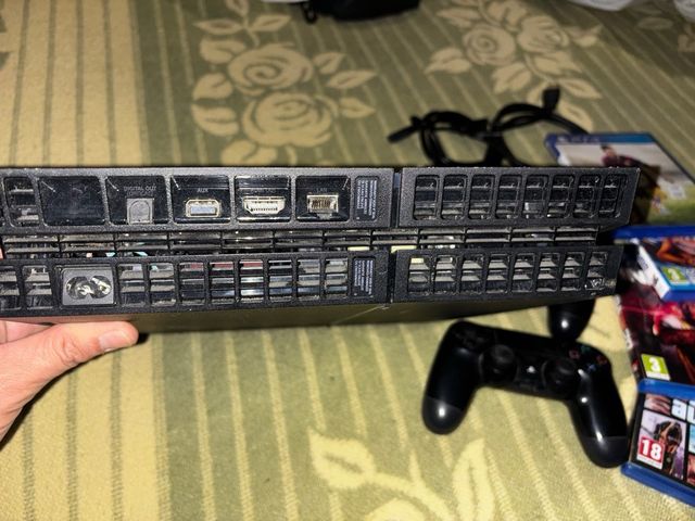 Ps4 en perfectas condiciones+ 4 juegos y 2 mandos