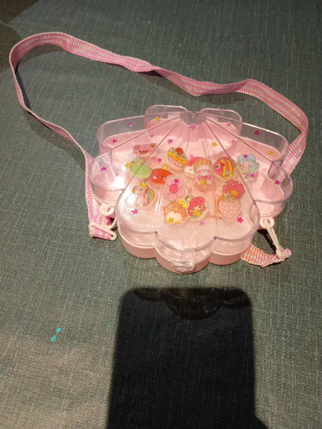 Bolso y anillos de juguete