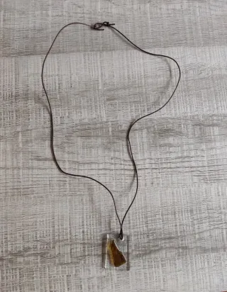 Colgante ajustable de imitación ámbar.