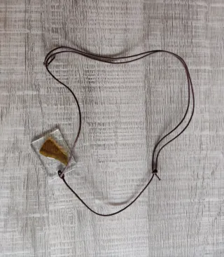 Colgante ajustable de imitación ámbar.