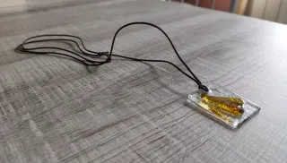 Colgante ajustable de imitación ámbar.