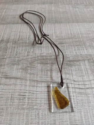 Colgante ajustable de imitación ámbar.