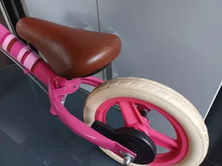 Bicicleta infantil rosa sin pedales