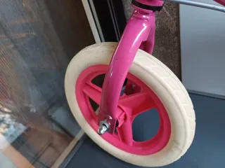 Bicicleta infantil rosa sin pedales