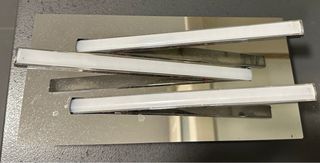 Lámpara de techo moderna plateada y blanca