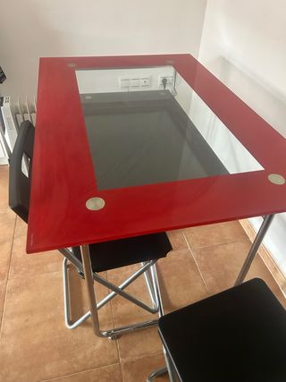 Mesa de cristal roja con estructura metálica