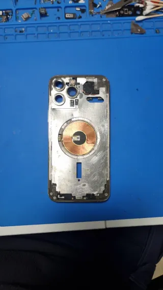 Struttura iPhone Apple 12 Pro Max oro e iPhone XS Max