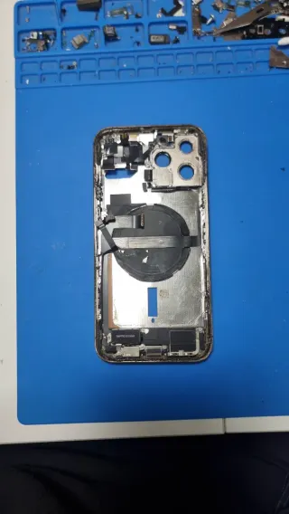 Struttura iPhone Apple 12 Pro Max oro e iPhone XS Max