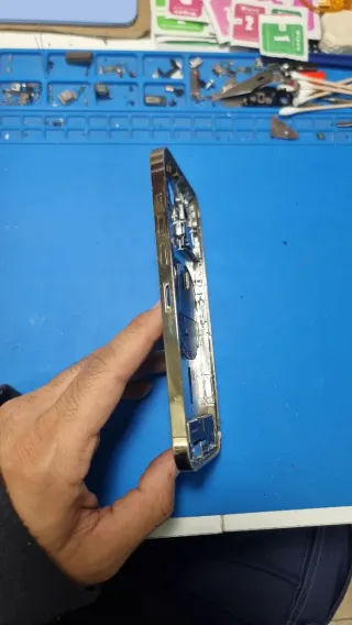 Struttura iPhone Apple 12 Pro Max oro e iPhone XS Max