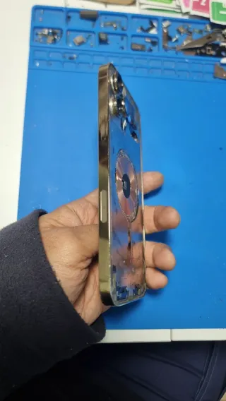 Struttura iPhone Apple 12 Pro Max oro e iPhone XS Max