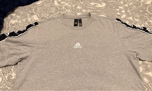 Camiseta Adidas Gris con Logo