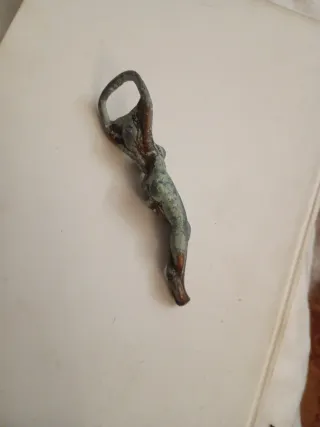Abridor antiguo figura mujer bronce