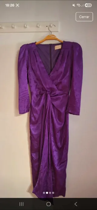 Vestido satinado morado fruncido invitada