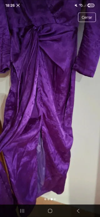 Vestido satinado morado fruncido invitada