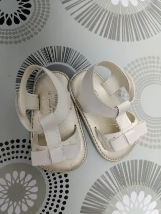 Sandalias Bebé Blancas con Lazo Dorado