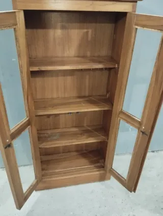Vitrina de iroko con puertas de cristal