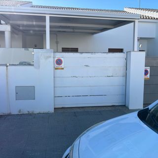 Puerta corredera y entrada