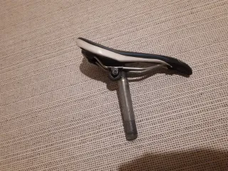 Sillín de bicicleta negro y blanco