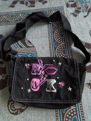 Bolso juvenil estilo rockero