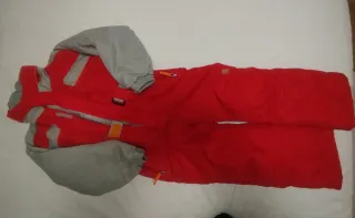 Ropa de esquí roja y gris