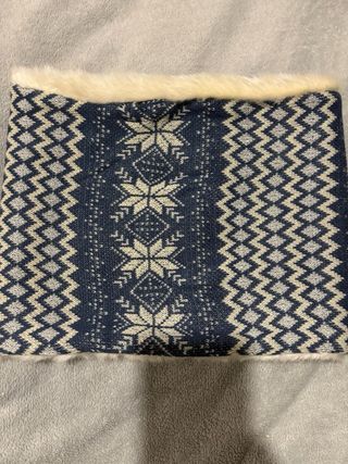 Bufanda azul y blanca con forro de pelo