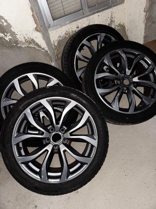 Llantas Audi con neumáticos.