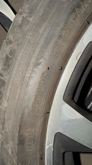 Llantas Audi con neumáticos.