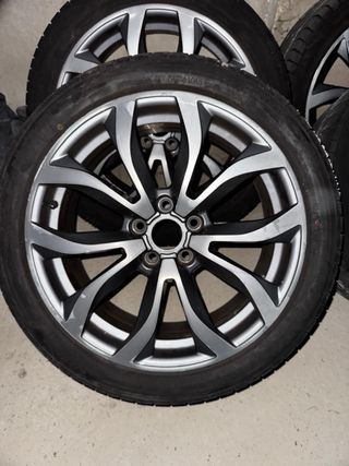 Llantas Audi con neumáticos.