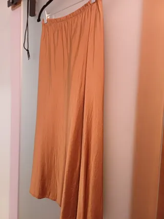 Falda midi satinada marrón