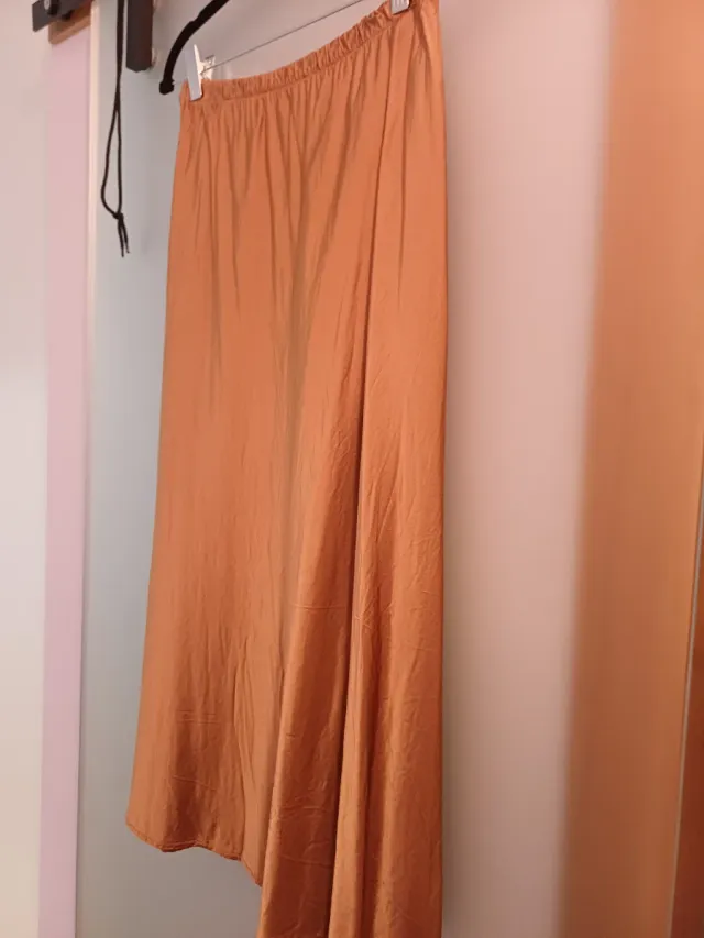 Falda midi satinada marrón