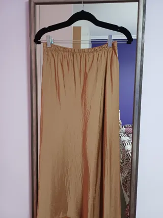 Falda midi satinada marrón