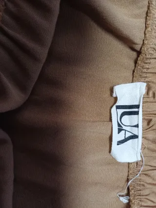 Falda midi satinada marrón