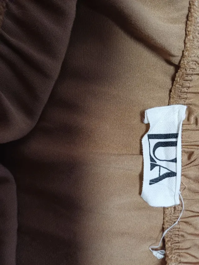 Falda midi satinada marrón