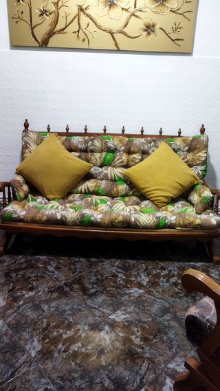 Sofá tropical madera y tela. Funcional.