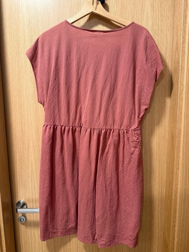 Vestido corto veraniego color teja.