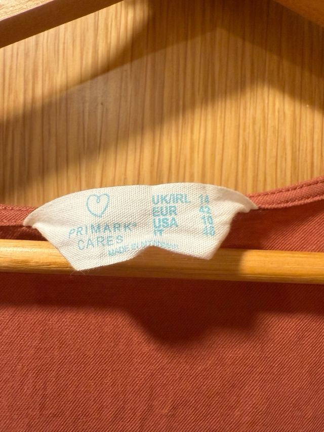 Vestido corto veraniego color teja.