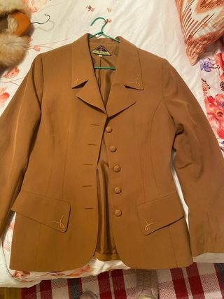 Blazer forrada dorada con botones joya