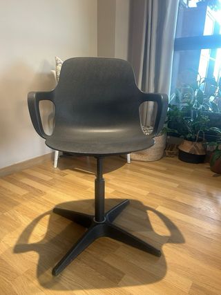 Silla escritorio  de diseño negra regulable en alt